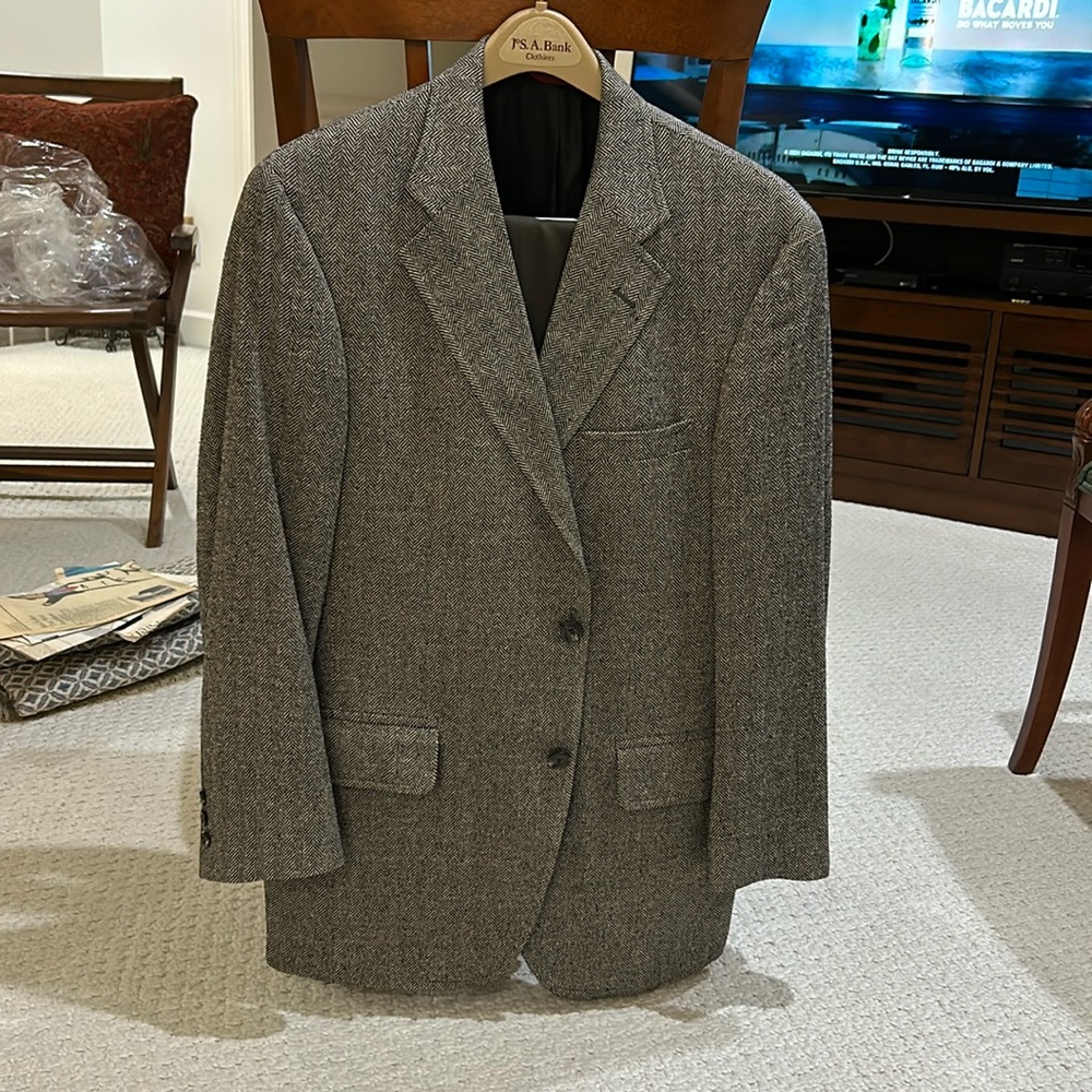 JoABank men’s sport coat. Very smart looking. Great for formal wear.
